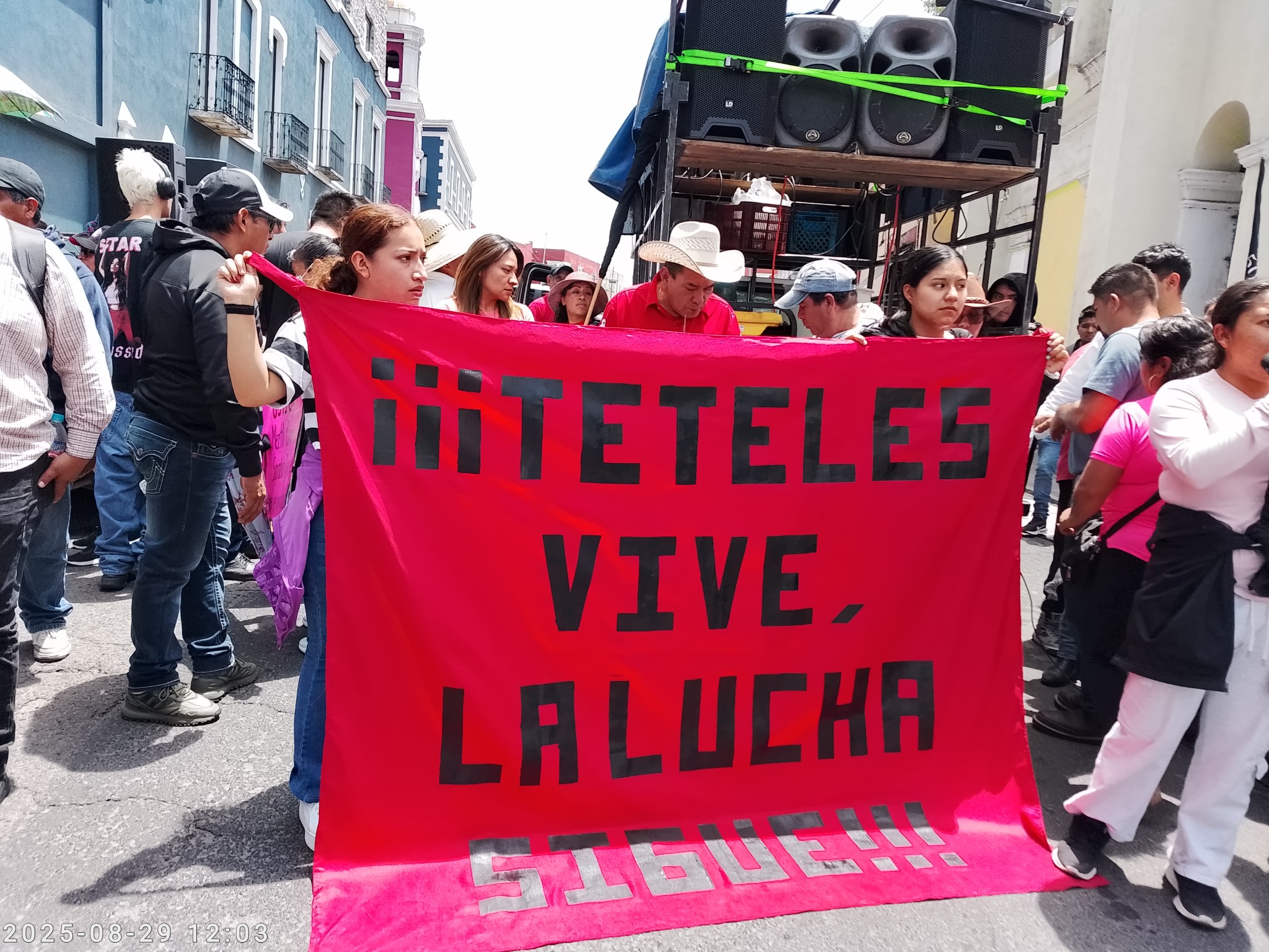 Normalistas de Teteles se se manifestaron en las oficinas de la SEP para protestar por irregularidades
