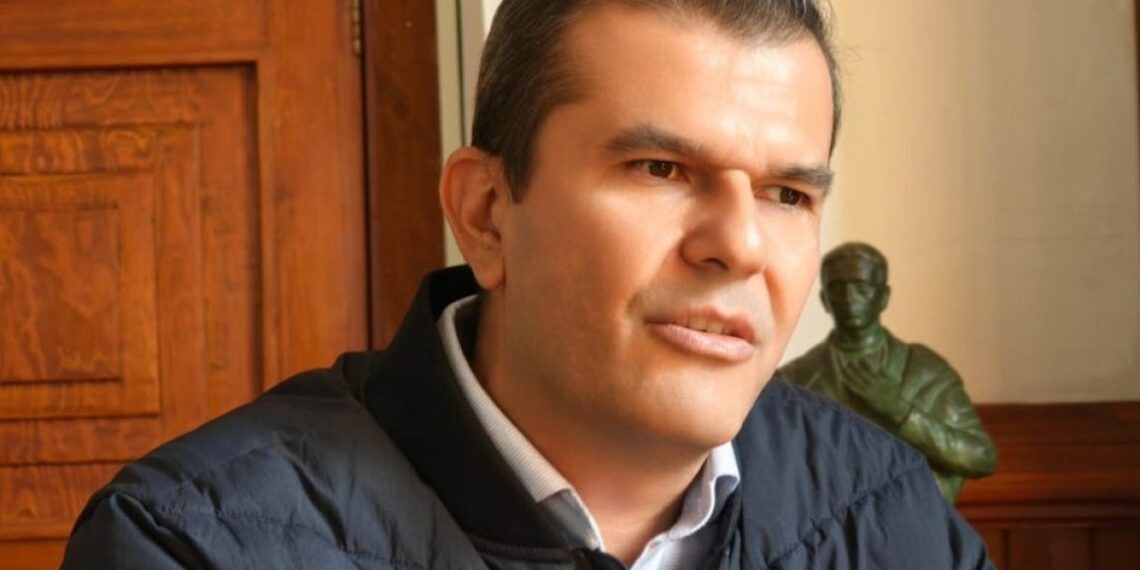 Juan Manzo comparece como testigo ante la Fiscalía de Michoacán por el homicidio de su hermano Carlos Manzo