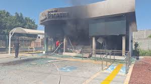 Arde Puebla: incendian Oxxo y Banco del Bienestar tras muerte de “El Mencho”