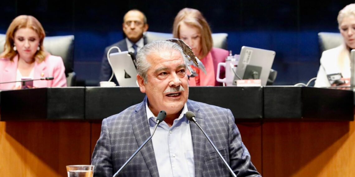 Senadores de Morena expresan respaldo a Raúl Morón Orozco en plena sesión