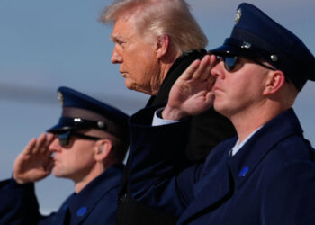 Trump asegura negociaciones con Irán y lanza amenaza de bombardeos; Teherán lo desmiente