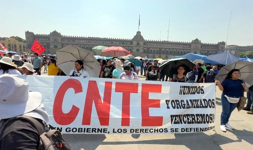 CNTE ocupa el Zócalo capitalino y genera críticas ante cercanía del Mundial 2026