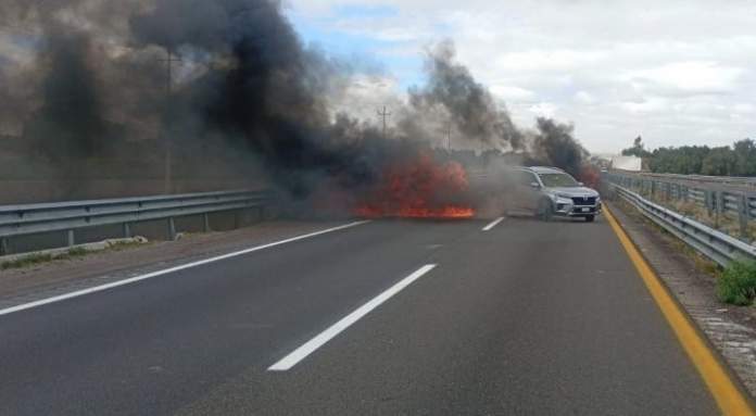 Reportan enfrentamiento armado y quema de vehículos en la autopista México–Puebla