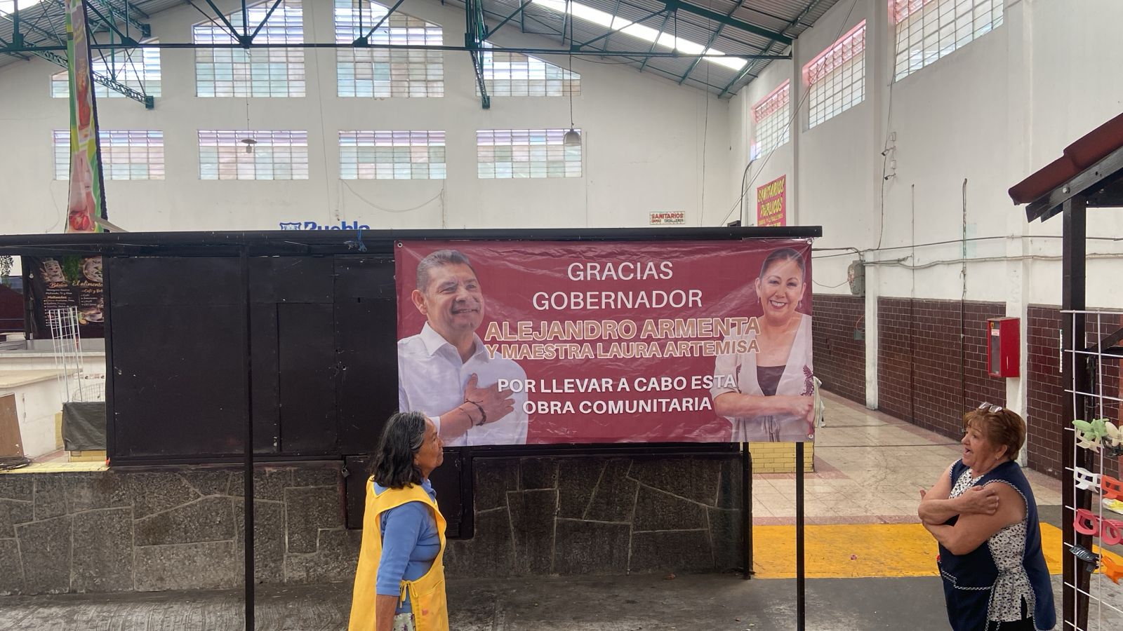 Revientan en redes sociales a Laura Artemisa por aparición masiva de lonas en mercados