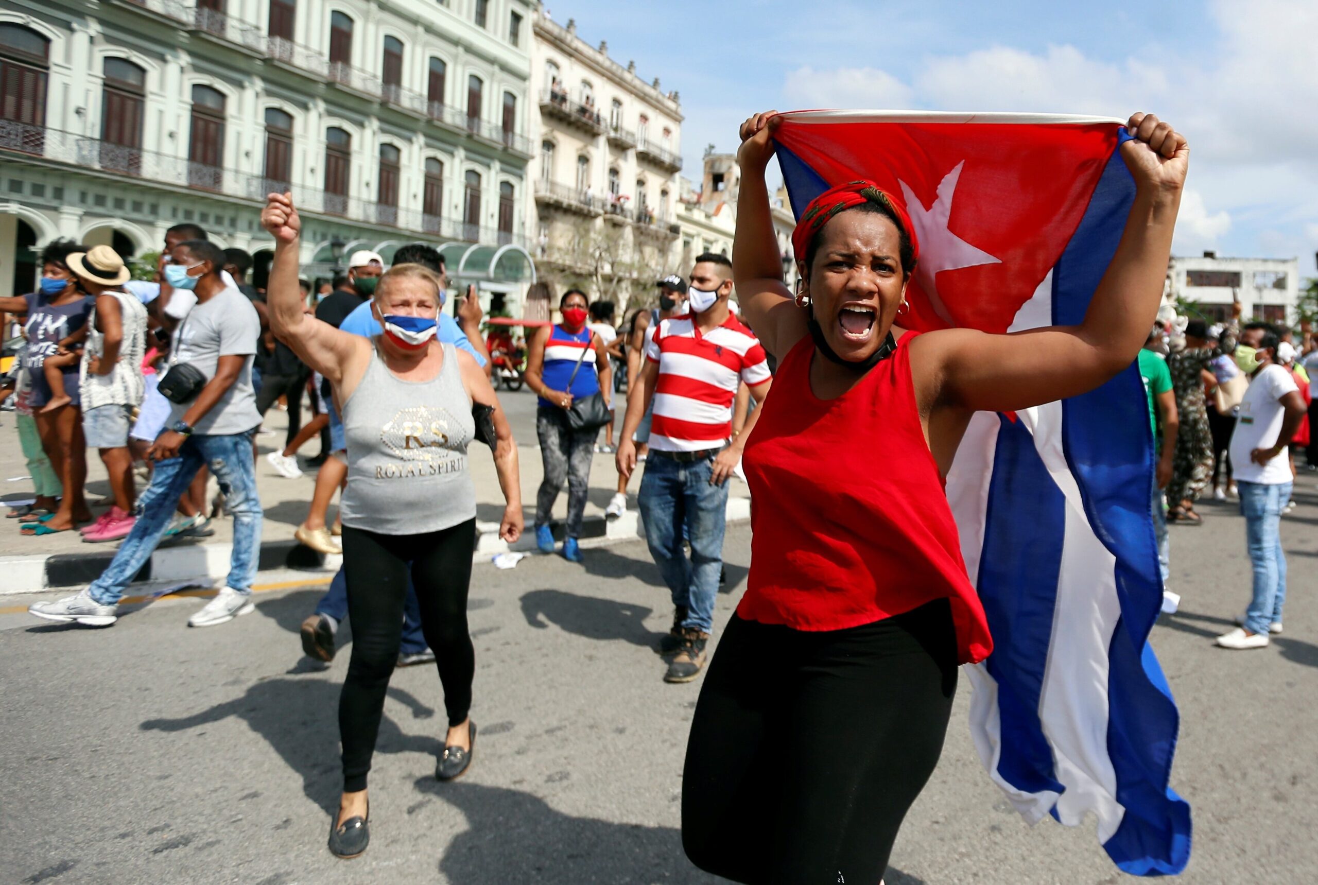 Cuba vuelve a estallar: protestas y tensión frente a estaciones de policía sacuden al régimen