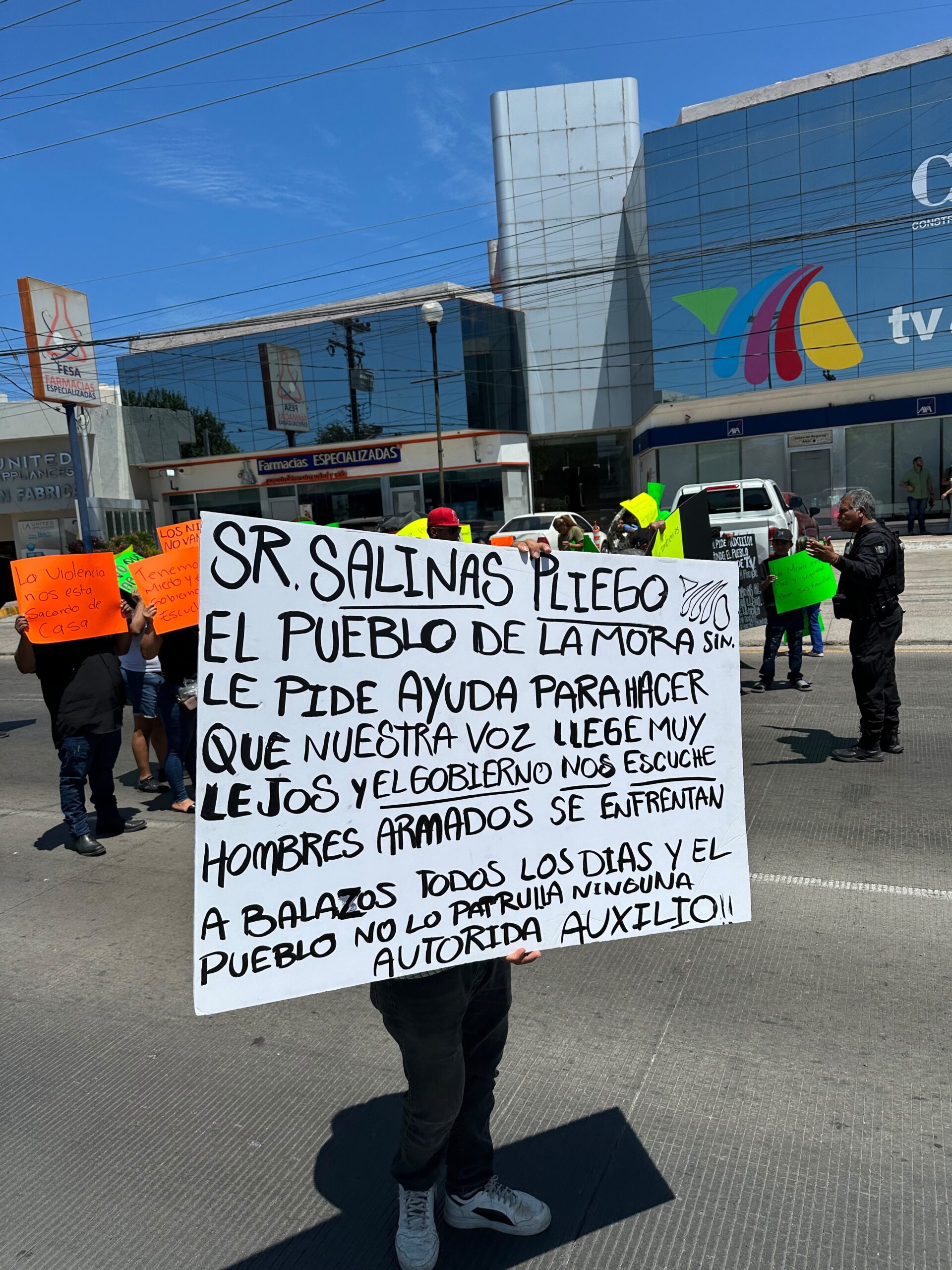 Desplazados por la violencia buscan apoyo de Ricardo Salinas Pliego y TV Azteca en Mazatlán
