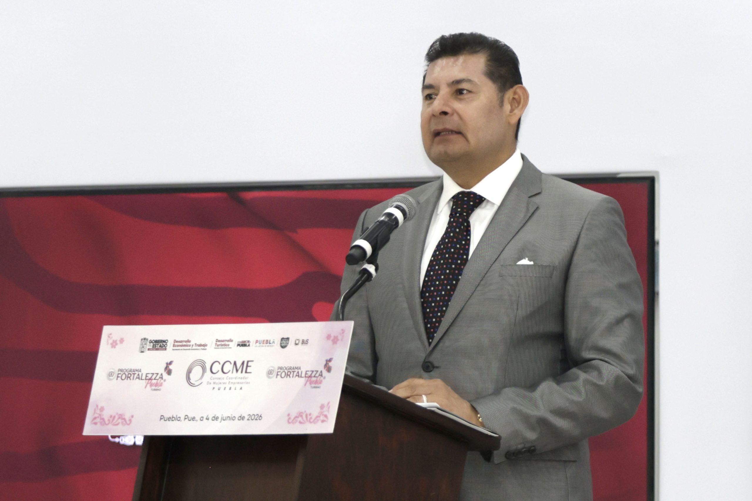 Armenta anuncia que una mujer encabezará Salud en Puebla; descarta relación con caso de hemodiálisis