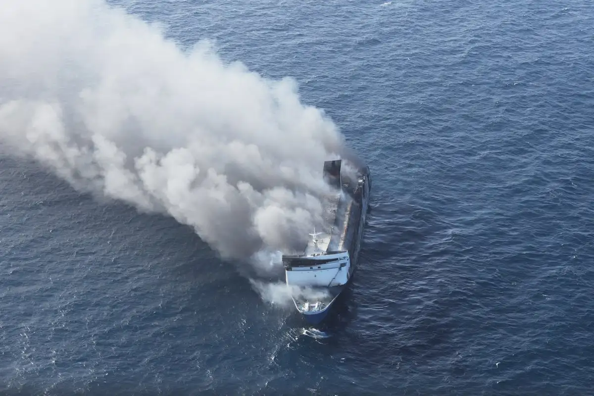 Tragedia en altamar: incendio de un ferry en Indonesia deja muertos, desaparecidos y una operación masiva de rescate