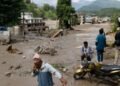 Cámara capta el terror: así huyeron decenas de personas de una devastadora inundación entre Nepal y China