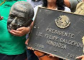 Protesta contra Calderón escala: SME vandaliza hotel y decapita su estatua en Los Pinos