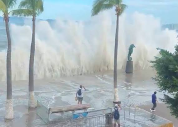 Huracán Rachel golpea Puerto Vallarta: olas alcanzan el malecón