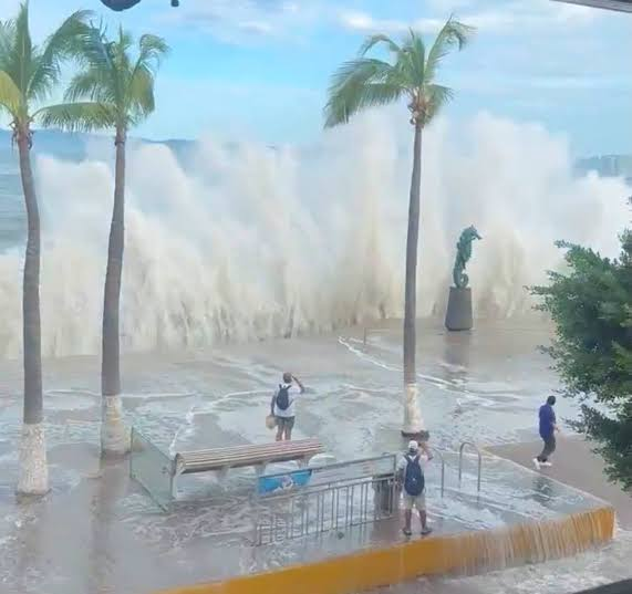 Huracán Rachel golpea Puerto Vallarta: olas alcanzan el malecón