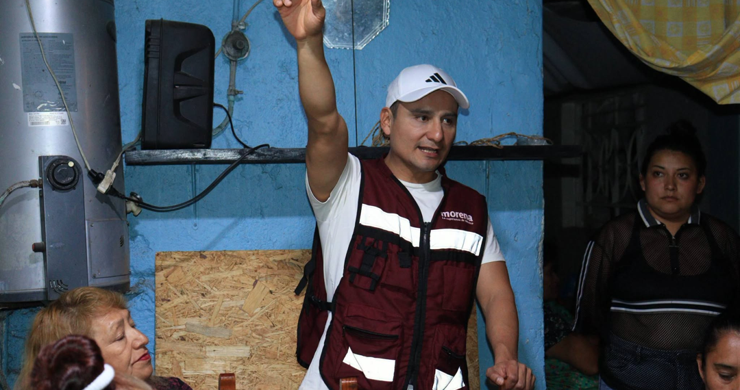 Acusan a Iván Herrera de presunta entrega de despensas y tinacos a cambio de copias de la INE en Puebla